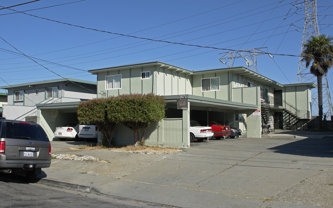 2021 Stanton Ave in San Pablo, CA - Foto de edificio