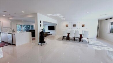 7098 NE 7th Ave in Boca Raton, FL - Building Photo - Building Photo