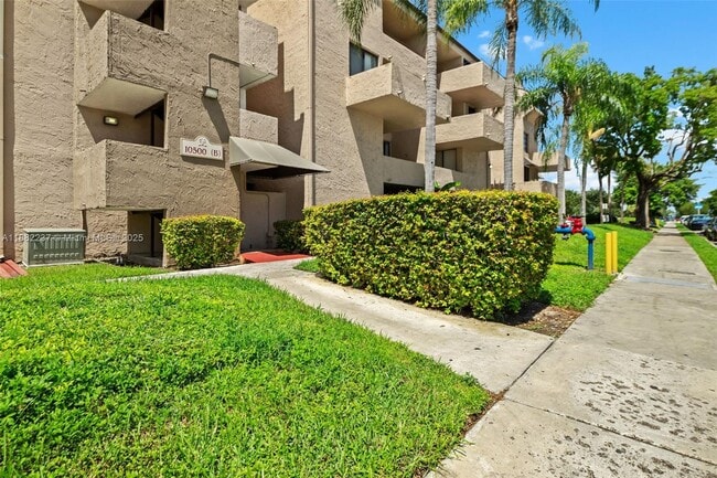 10500 SW 108th Ave in Miami, FL - Building Photo - Building Photo