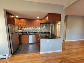 390 Riverway, Unit 16 in Boston, MA - Foto de edificio - Building Photo