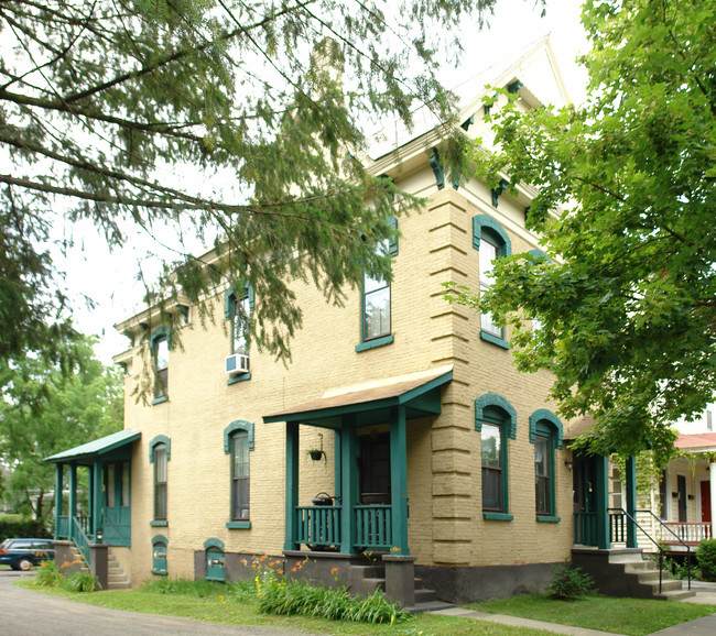 118 Church St in Saratoga Springs, NY - Foto de edificio - Building Photo