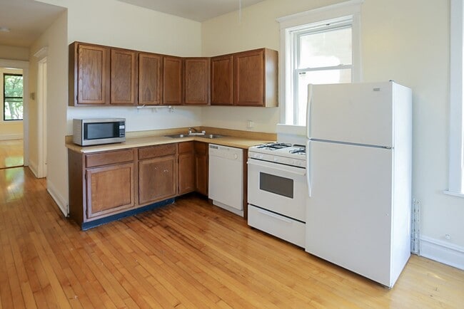 2326 N Southport Ave, Unit 2 in Chicago, IL - Building Photo - Building Photo
