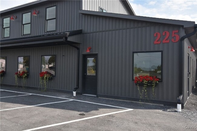225 Clinton Rd in New Hartford, NY - Building Photo - Building Photo
