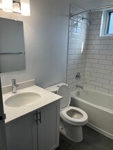 2124 Ghent Ave in Burlington, ON - Building Photo - Building Photo