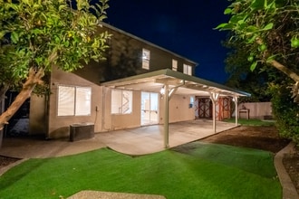 2210 Citrine Way in Sacramento, CA - Foto de edificio - Building Photo