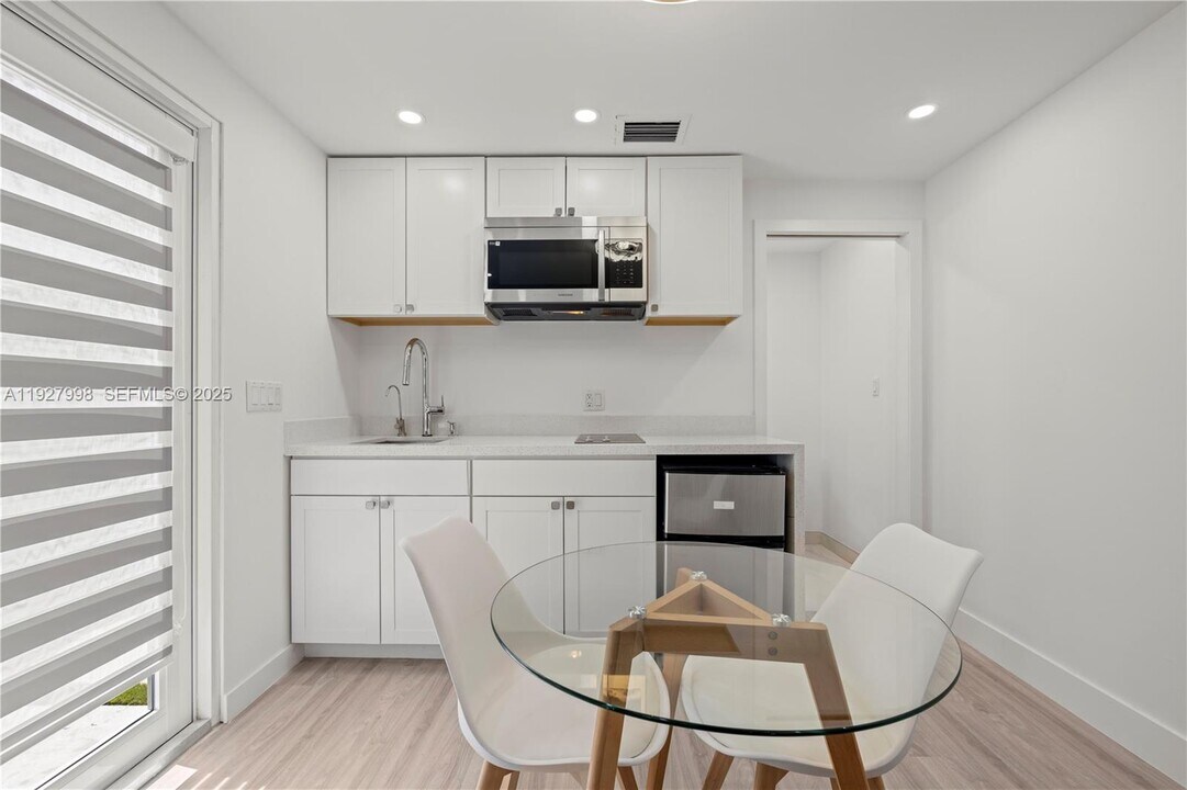 5855 SW 62nd St in Miami, FL - Building Photo