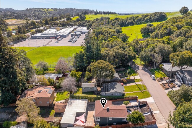 8124 Greenly Dr in Oakland, CA - Foto de edificio - Building Photo