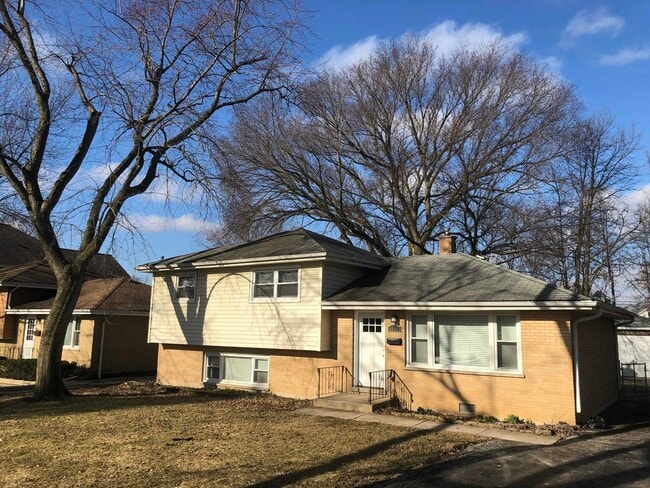 property at 4918 Pershing Ave