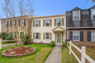 5213 Clover Hill Dr in Portsmouth, VA - Building Photo - Building Photo