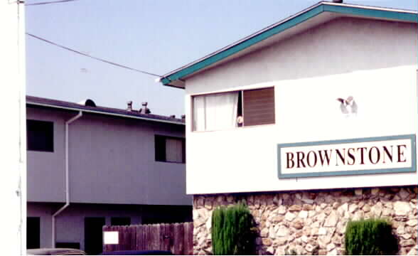 Brownstone in Bellflower, CA - Foto de edificio