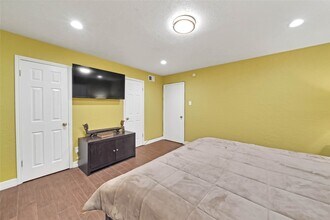 7900 Westheimer Rd, Unit 231 in Houston, TX - Building Photo - Building Photo