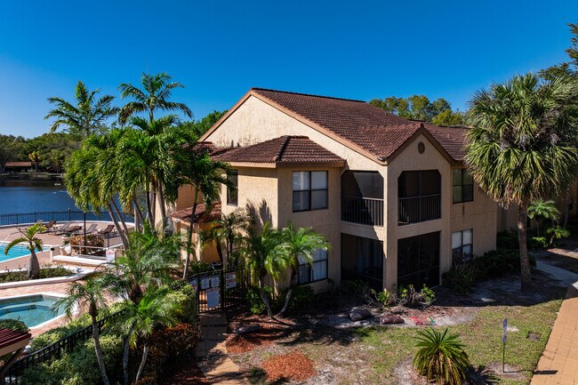 Oasis Naples Apartments in Naples, FL - Foto de edificio - Building Photo