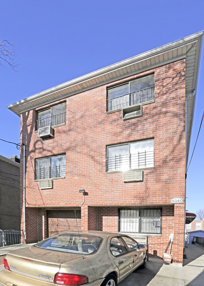 61-40 167th St in Flushing, NY - Foto de edificio - Building Photo