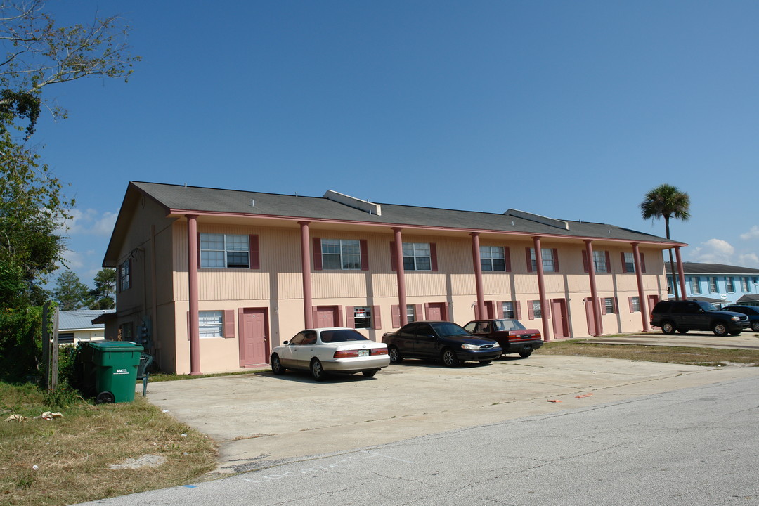 112 Caribbean St in Deltona, FL - Foto de edificio