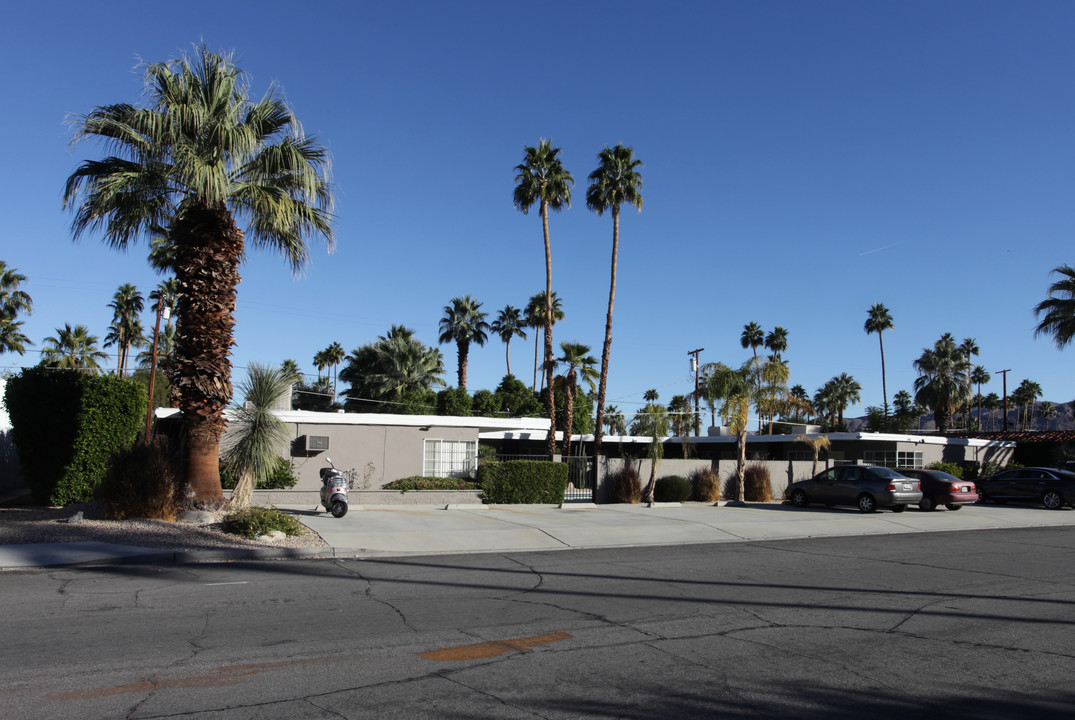 546 S Camino Real in Palm Springs, CA - Foto de edificio