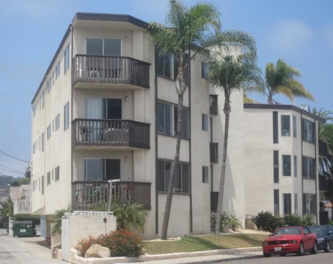 3970 Crown Point Dr in San Diego, CA - Building Photo