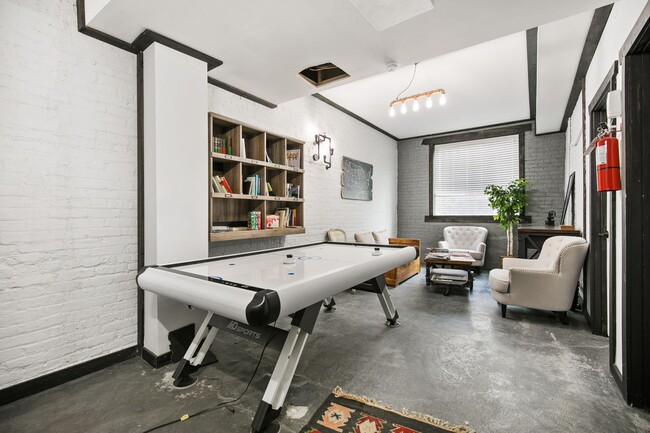 1066 W Glenlake Ave in Chicago, IL - Building Photo - Building Photo