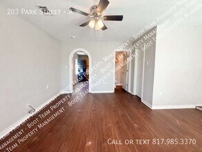 203 Park St in Cleburne, TX - Foto de edificio - Building Photo