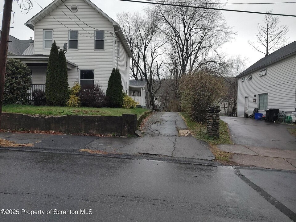 107 2nd St in Blakely, PA - Building Photo