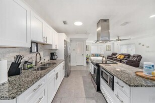 8017 Dell Dr in Tampa, FL - Building Photo