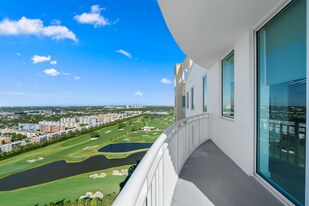 1745 E Hallandale Beach Blvd, Unit PH05 in Hallandale Beach, FL - Building Photo
