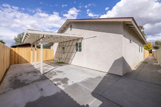 3925 Verdugo Ln in Bakersfield, CA - Building Photo - Building Photo