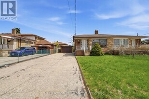 55 Plunkett Rd in Toronto, ON - Building Photo
