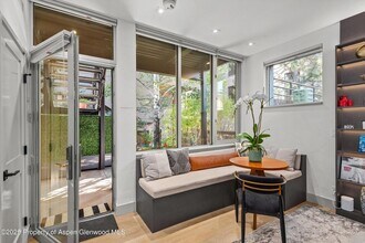 434 E Main St, Unit 104 in Aspen, CO - Foto de edificio - Building Photo