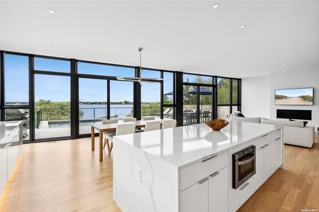 314 Dune Rd in Westhampton Beach, NY - Building Photo - Building Photo