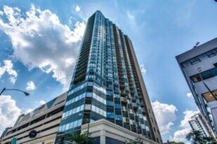 111 W Maple St in Chicago, IL - Building Photo