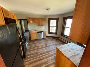 463 E Broad St, Unit B in Quakertown, PA - Foto de edificio - Building Photo