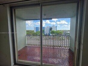 5055 NW 7th St in Miami, FL - Building Photo - Building Photo