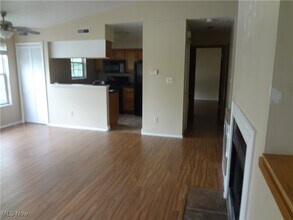 1304 Stoney Run Trail in Broadview Heights, OH - Foto de edificio - Building Photo
