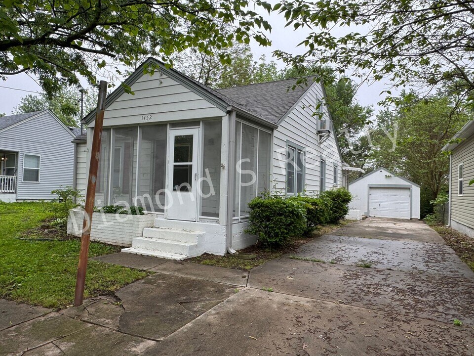 1452 E Central St in Springfield, MO - Building Photo