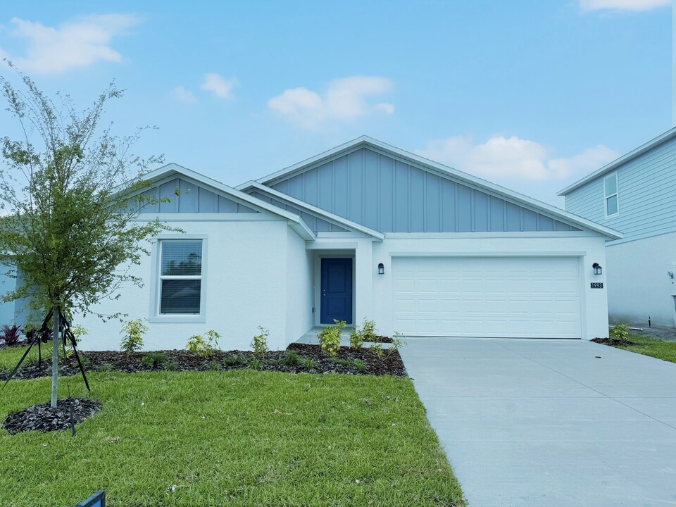 1993 Sarah St in Winter Haven, FL - Foto de edificio