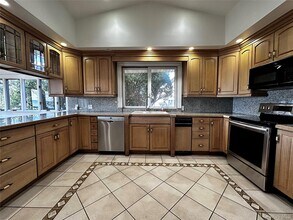 1090 Bayhead Dr in Mamaroneck, NY - Building Photo - Building Photo