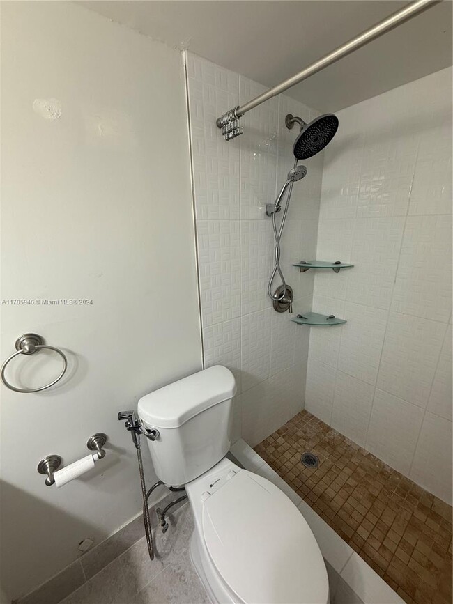 2735 W 62nd Pl in Hialeah, FL - Building Photo - Building Photo