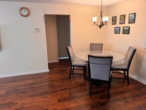 13 Hallmark Gdns in Burlington, MA - Building Photo - Building Photo