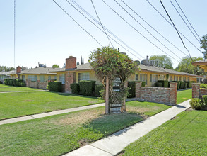 College Apartments in Fresno, CA - Foto de edificio - Building Photo