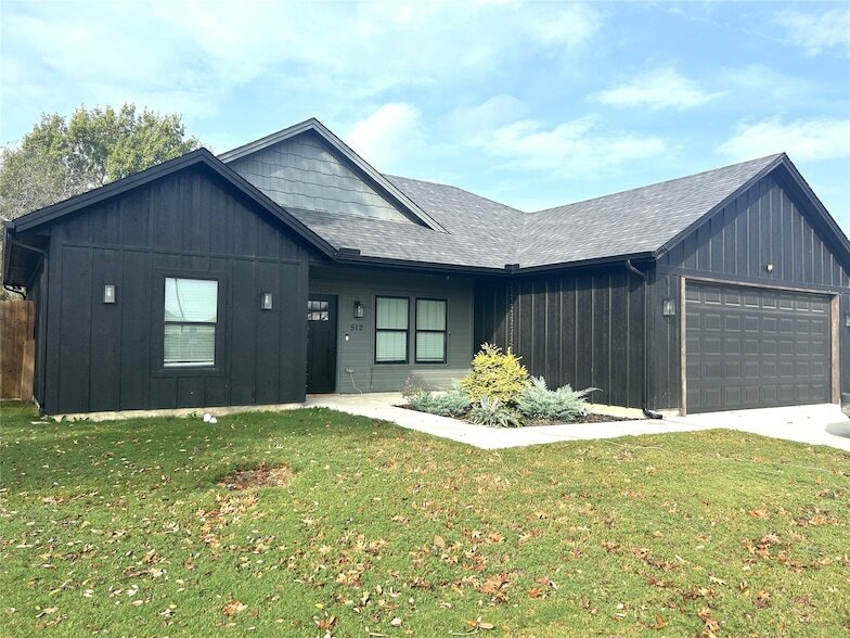 512 S 5th St in Grandview, TX - Building Photo