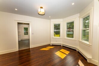 48 Grove St in Sayville, NY - Building Photo - Building Photo