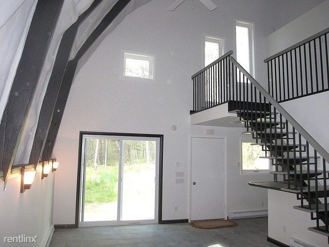 11 Day Rd in Cornwall, CT - Building Photo - Building Photo