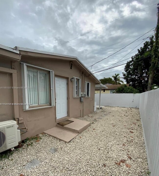 1064 NW 103rd St in Miami, FL - Building Photo - Building Photo
