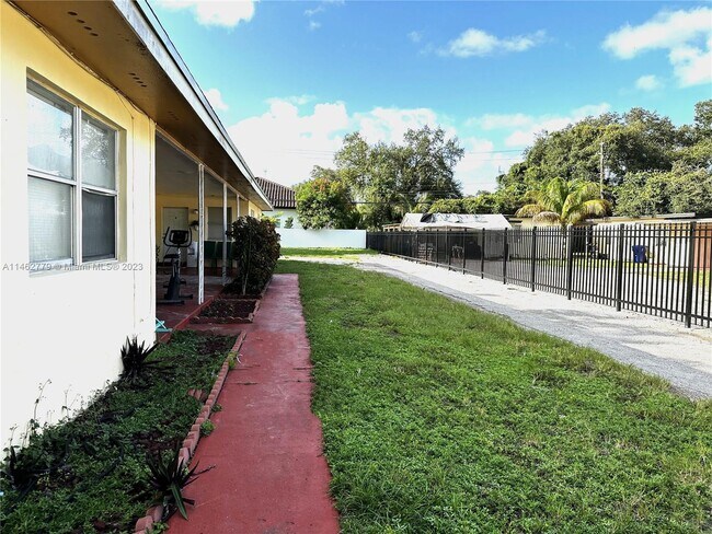 6318 SW 25th St-Unit -1 in Miramar, FL - Building Photo - Building Photo