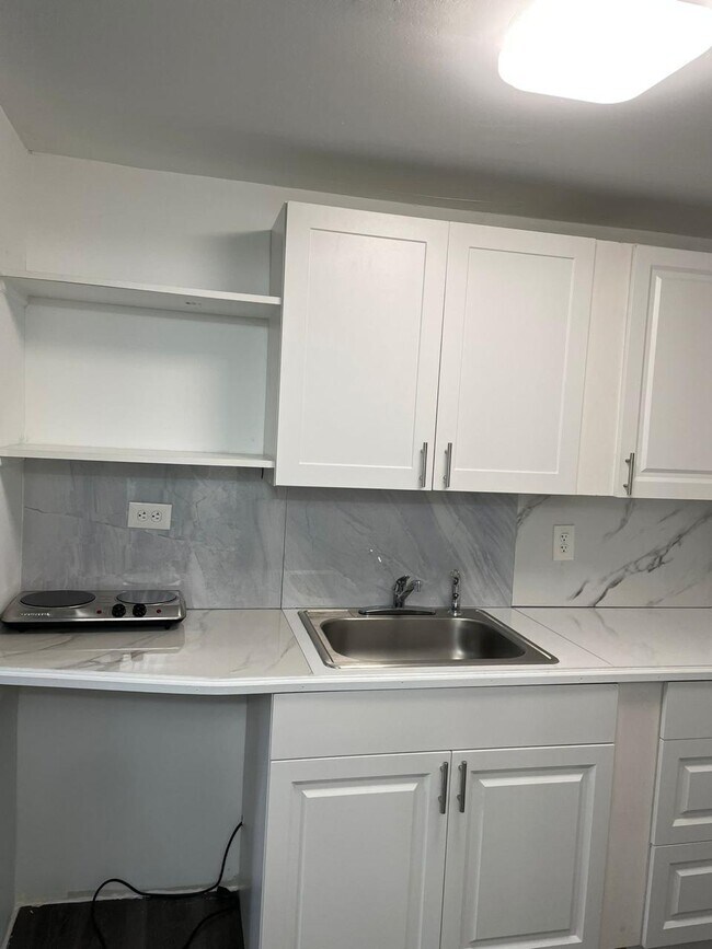 8030 NW 36th Pl in Miami, FL - Foto de edificio - Building Photo