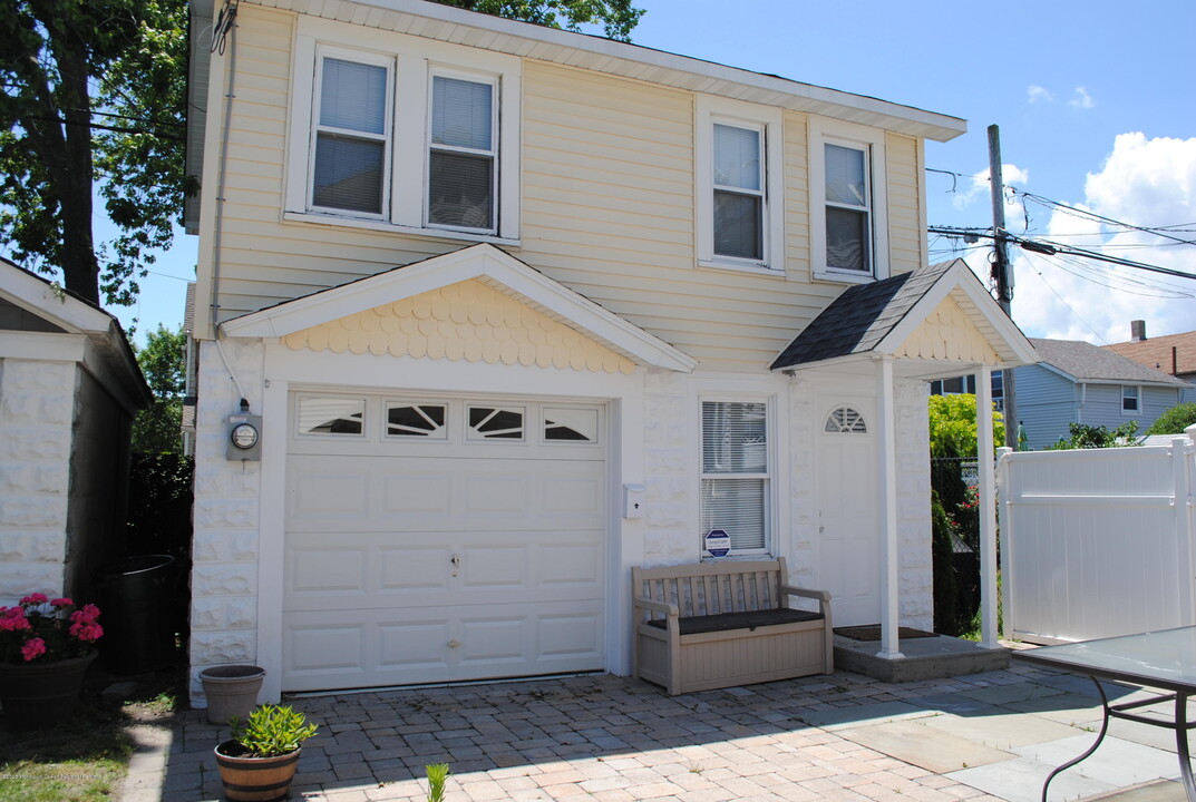 505 1/2 Ocean Park Ave in Bradley Beach, NJ - Building Photo