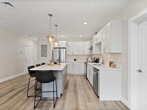 365 Newport Ave, Unit 303 in Quincy, MA - Building Photo - Building Photo