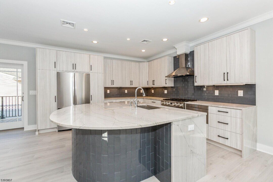 8 Gregory Rd in Springfield, NJ - Building Photo