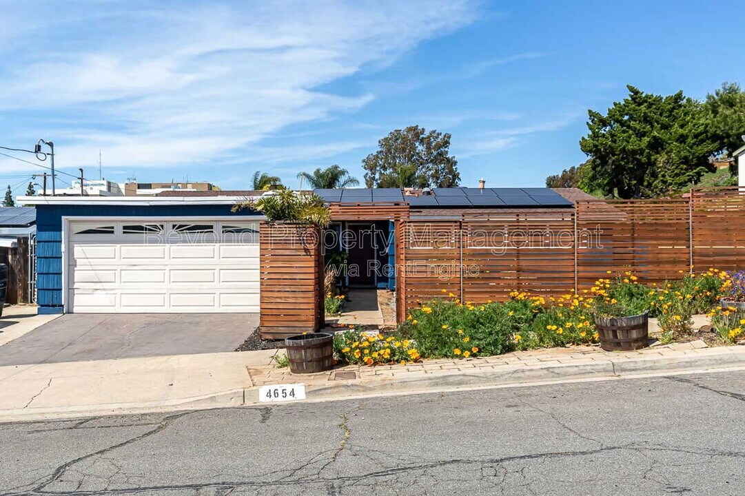4654 Glacier Ave in San Diego, CA - Building Photo