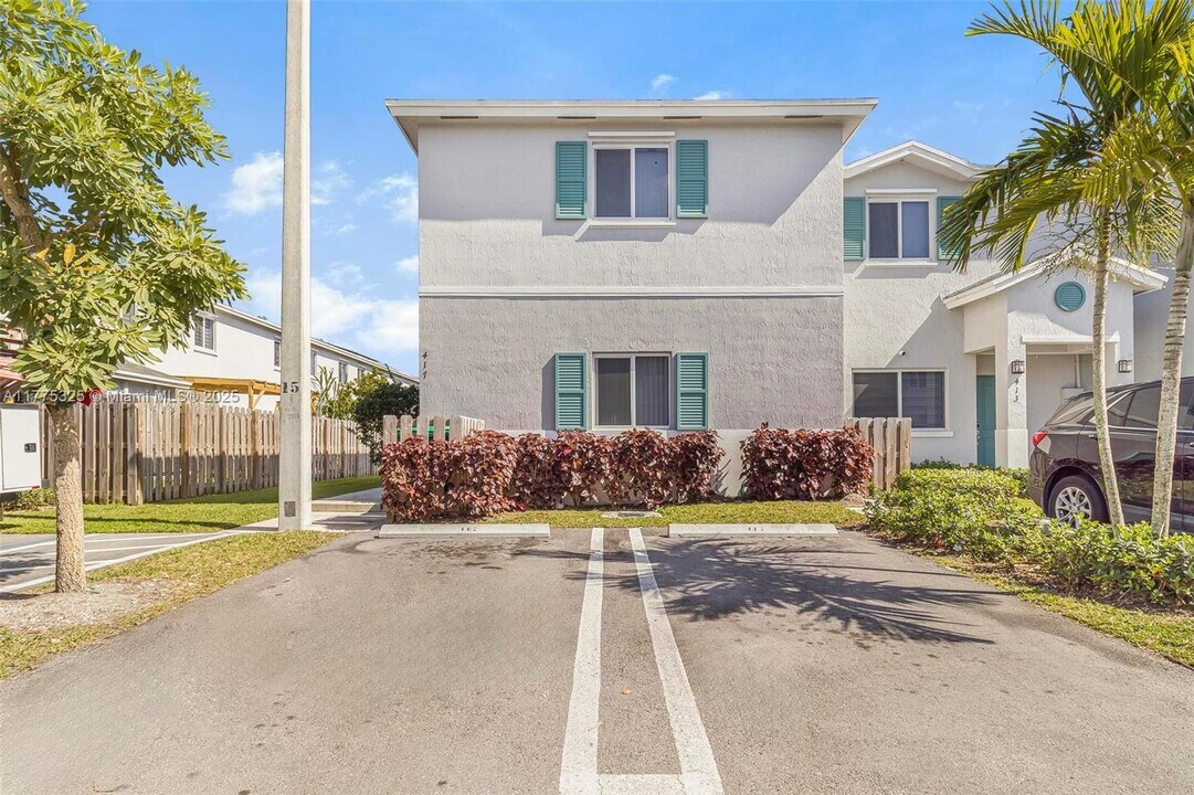 417 NW 12th Pl in Florida City, FL - Building Photo